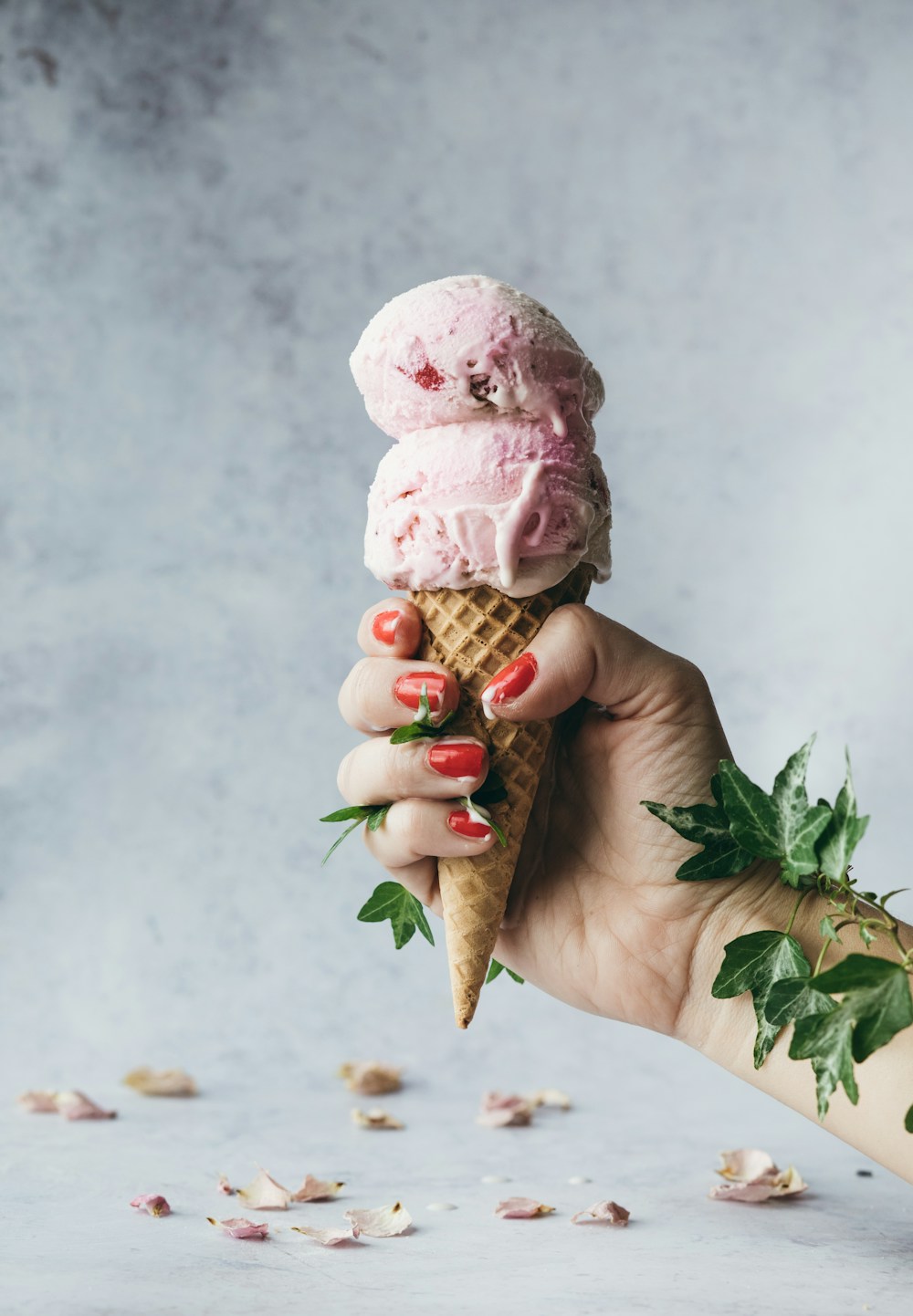Lody truskawkowe w waflowym rożku — fotografia ilustracyjna